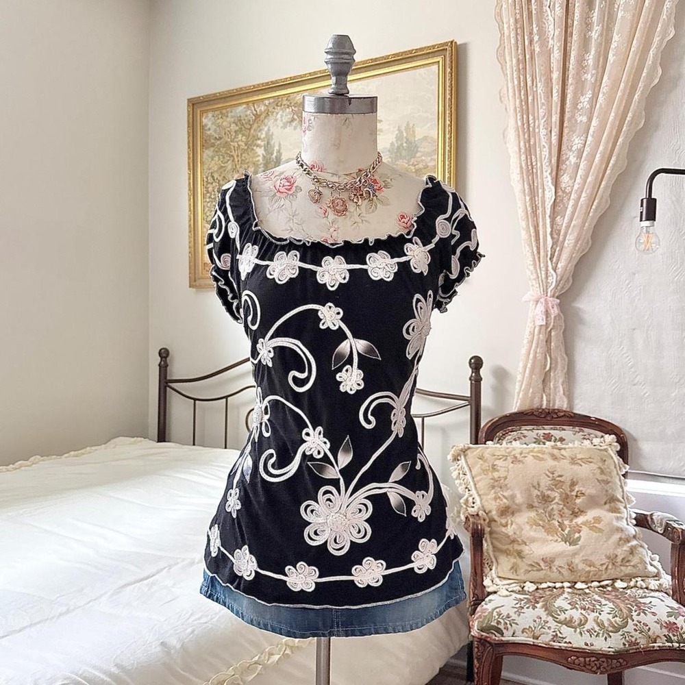 Embroidered Floral Top  Y2K Once size medium black short sleeve top
